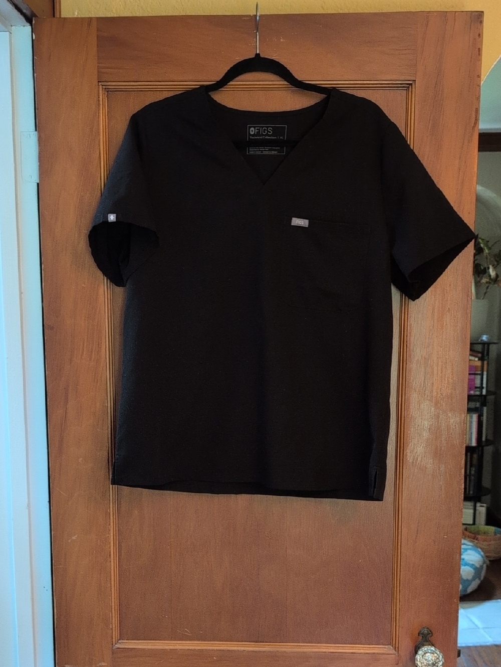 Figs Women's Short-Sleeve V-Neck Top in Black